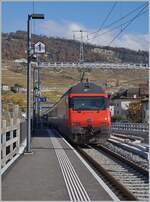 Langsam, für mein Empfinden zu langsam, nimmt der Bahnhof von Cully seine neuen Form an. Seit dem baubedingten Streckenunterbruch vom 6./7. Nov. 2021 fahren die Züge in der Relation Vevey - Lausanne nun über das neu verlegte Gleis 3, während das Geleis 2 abgebaut wurde. Aber noch immer steht den Reisenden und ein bedarf Bahnsteig zu, der neben langen Wegen auch ohne Wetterschutz ist. Im Bild eine SBB Re 460 mit ihrem IR90 auf dem Weg von Genève-Aéroport nach Brig.

8. November 2021