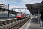 Eine SBB Re 460 ist mit einem IR 90 von Brig nach Genève Aéroport in Versoix unterwegs. 

28. Juni 2021