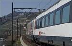 175 Jahre Schweizer Bahnen, und zum Jubiläum wurde neben einer Re 4/4 II auch diese SBB Re 460 019 mit einer Jubiläumsfolie beklebt. Die SBB Re 460 019 mit dem IR 90 1720 bei St-Saphorin. 

25. März 2022