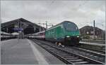 Die SBB Re 460 007-8 wartet in Lausanne mit einem IR nach Genève auf die Abfahrt.