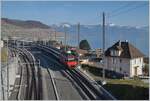 Eine SBB Re 460 ist in Cully mit einem IR90 in Richtung Genève Aéroport unterwegs.