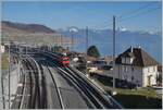 Um den RER Vaud S-Bahnen ein Wenden in Cully zu ermöglichen hat man den Bahnhof umgebaut: das Bergseitige Gleis im Einfahrbereich etwa gestreckt und gegen den Berg verschoben, das ehemalige Durchfahrgleis hat nun Seite Lausanne Weichenverbidnungen ohne den Gengenverkehr zu beeinträchtigen und as ehemalige Überholgeleis ist nun das Durchfahrtgleis Richtung Lausanne. 
Im Bild eine SBB Re 460 mit einem IR90 bei der Durchfahrt in Cully. 

20. Feb. 2023

