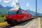 Die SBB Re 460 016-0  Rohrdorferberg Reusstal   (91 85 4 460 016-0 CH-SBB) hat am 26 Mai 2023 mit dem IR 3017 (Brig – Domodossola) den Zielbahnhof Domodossola (I) erreicht und ist nun mit dem Zug auf Gleis 6 abgestellt. Nach gut 2 ½ Stunden (um 13:48 Uhr) geht es dann als IR3022 von Domodossola zurück nach Brig.

Die Lok2000 wurde 1992 von der SLM (Schweizerischen Lokomotiv- und Maschinenfabrik in Winterthur) unter der Fabriknummer 5477 gebaut, der elektrische Teil ist von der ABB (Asea Brown Boveri). Sie war 2015 der 2. Prototyp der im SBB Werk Yverdon-les-Bains (VD) das vollständige Modernisierungs-/Refit-Programm LOK2000 durchlief. So sollen die Loks fit für die nächsten 20 Jahre sein, zudem werden durch alle 119 SBB Re 460 Lokomotiven so etwa 30 Gigawattstunden Energie eingespart.

Modernisierungs-/Refit-Programm der LOK2000 (Re 460):
Zwischen 2015 und November 2022 unterzog die SBB alle ihrer 119 Re 460 Lokomotiven (LOK2000) einem Refit-Programm (Modernisierung) im SBB Werk Yverdon-les-Bains (VD). Dabei wurden unter anderem die auf dem GTO-(Thyristor)-Halbleiter-Technologiestand der 1990er-Jahre basierende Leistungselektronik (GTO- Traktionsumrichter) durch IGBT-Traktionsumrichter (insulated-gate bipolar transistor) der neuesten Generation von ABB ersetzt, welche die Fahrmotoren mit Strom speisen und Bremsenergie zurückgewinnen. Die SBB hat damit, in Zusammenarbeit mit der ABB, die gesamte Flotte Re 460 modernisiert und hat diese auf den neuesten Stand der Antriebstechnik gebracht. Die gesamte Flotte spart dank neuen Traktionsumrichtern und weiteren technischen Optimierungen jedes Jahr rund 30 Gigawattstunden Energie ein, das sind fünf Gigawattstunden mehr als ursprünglich erwartet. Die Energieeinsparungen entsprechen dem durchschnittlichen Stromverbrauch von 10.000 Schweizer Haushalten. Die Umrüstung auf modernste IGBT-Technologie und mit Wasser statt Öl betriebene Kühlsysteme der Umrichter ermöglicht eine Senkung des Energieverbrauchs und sorgt für einen ökologischeren und sicheren Bahnbetrieb.

Geschichte und Beschreibung:
Die SBB bestellte im Zusammenhang mit den Projekten Bahn 2000 eine erste Serie von 12 Universal-Hochgeschwindigkeitslokomotiven, noch als Re 4/4VI – 10701 bis 10712 bestellt. Diese Bestellung wurde noch vor Beginn der Konstruktionsarbeiten auf 24 erhöht. Für den alpenquerenden Güterverkehr wurde von der Eidgenossenschaft eine weitere Serie von 75 Lokomotiven (auch als 'Hupac'-Lokomotiven bekannt) in Auftrag gegeben. Die vorgegebenen Liefertermine für dieses Los waren derart kurz, dass die SLM an die Kapazitätsgrenze ihrer Werkstätte gelangte. Es wurden deshalb dreißig Lokkasten an Krauss-Maffei in München untervergeben 

Im Hinblick auf die geplante Hochgeschwindigkeitsstrecke wurden nochmals zwanzig Lokomotiven nachbestellt, was die Serie auf 119 ansteigen ließ. Die im Volksmund Lok 2000 genannte Lokomotive hat eine Höchstgeschwindigkeit von 230 km/h und eine Leistung von 6,1 MW und ist für den Schnellzugs- wie Güterverkehr ausgelegt. Um die Gesamtmasse von 84 Tonnen nicht zu überschreiten musste ein gesickter Leichtbaukasten konstruiert werden, dessen Form vom Designstudio Pininfarina entworfen wurde.

Um auf den Strecken durch die Alpen den Radverschleiß gering zu halten, haben die Lokomotive radial einstellbare Achsen erhalten. Auch auf dem Gebiet der elektrischen Ausrüstung wurde Neuland beschritten. Zwei Ebenen Steuerelektronik für das Fahrzeug und den Antrieb sind eingebaut. Über das Fahrzeugleitgerät wurden zu viele Elemente gesteuert, wie Scheibenwischer oder Signalhorn. Dies führte anfänglich zu vielen Störungen und oft blieben Lokomotiven auf der Strecke liegen. Erst die Verbesserung der Programmierung erlaubte es die Zuverlässigkeit so zu erhöhen, dass es kaum mehr zu Ausfällen führte. Als Feststellbremse wurden in den Drehgestellen Permanentmagnetschienenbremsen eingebaut. Auch hier gab es am Anfang übermäßig viele Störungen und die Lokomotiven klebten regelmäßig an den Schienen fest.

Um den Schiebedienst auf den Gebirgsstrecken weniger personalaufwendig durchzuführen, wurden mehrere Lokomotiven mit einer amerikanischen Funkfernsteuerung ausgerüstet und als Ref 460 bezeichnet. Damit konnte von der Zugspitze aus eine am Zugschluss eingesetzte Lokomotive ferngesteuert werden. Die Divisionalisierung der SBB erlaubte es nicht mehr groß davon zu profitieren, denn alle Lokomotiven wurden dem Personenverkehr zugeteilt und der Einsatz vor Güterzügen war somit beendet.

Die Re 460 blieb nicht ein Einzelstück und entwickelte sich zu einer Lokomotivfamilie. Eine erste Bestellung wurde von der BLS für acht Lokomotiven gemacht. Die BLS Re 465 hat im Gegensatz zur Re 460 vier statt zwei Stromrichter. Jeder Motor hat dadurch seine eigene Regelung um die Eigenschaften im Bergeinsatz zu verbessern. Weiter können die BLS-Lokomotiven mit allen gängigen Schweizer Lokomotiven in Vielfachsteuerung verkehren. Das erlaubte es bei der BLS den Lokomotiveinsatz flexibler zu gestalten. Die SBB bestellte ebenfalls zehn Re 465, die bei Ablieferung schon das blaue BLS-Design hatten, aber erst später von der BLS übernommen wurden. Nach Finnland konnten auch in zwei Serien Lok 2000 verkauft werden. Dort sind sie als Sr2 bezeichnet. Nach Versuchsfahrten in Norwegen im schwierigen Winterdienst bestellten die NSB die fast baugleichen Lokomotive EL18 2241 bis 2262. Eine letzte Lieferung umfasst zwei Lokomotiven für Hongkong. Sie werden an jedem Ende eines Doppelstockzuges eingesetzt. Dies sind die letzten von SLM in Winterthur gebauten Fahrzeuge. Die Re 460 ist bis auf weiteres die letzte Vollbahn-Streckenlokomotive, die komplett von schweizerischen Unternehmen konstruiert und gebaut wurde. Der Lokomotivbau in der Schweiz wurde inzwischen aus wirtschaftlichen Gründen eingestellt. Einzig Stadler Rail stellt in der Schweiz noch Lokomotiven für den Rangier- und für den Zahnradbetrieb her.

TECHNISCHE DATEN der Re 460:
Nummerierung: 	Re 460 000–118
Anzahl: 119
Baujahre: 1991–1996
Hersteller: SLM - Winterthur / ABB (Asea Brown Boveri)
Design: Pininfarina
Hersteller Lokkasten: teilweise (30 Stück) Krauss-Maffei (München)
Spurweite: 1.435 mm (Normalspur)
Achsformel: Bo'Bo'
Länge über Puffer: 18.500 mm
Höhe: 4.300 mm
Breite: 3.000 mm
Drehzapfenabstand: 11.000 mm
Achsabstand im Drehgestell:  2.800 mm
Laufraddurchmesser: 1.110 mm (neu)
Dienstgewicht: 84,0 t
Höchstgeschwindigkeit:  200 km/h (zugelassen)  / 230 km/h (Techn. möglich) 
Stundenleistung: 6.100 kW / 8.300 PS
Dauerleistung: 4.800 kW / 6.000 PS
Anfahrzugkraft: 300 kN
Dauerzugkraft: 275kN
Stromsystem: 15 kV, 16,7 Hz (über Oberleitung)
