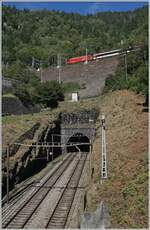 Im 1568 Meter langen Freggio-Kreiskehrtunnel begegneten sich die beiden IC2, im Bild nun, wenn auch klein, der IC 2 nach Basel SBB der nun nach Rodi-Fieso weiter färht. 

4. Sept. 2023