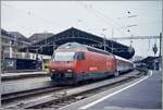 Der EC 106  Mont-Blanc  von Genève nach Dortmund beim Richtungs- und Lokwechsel in Lausanne. Die SBB Re 460 047-7  Verkehrshaus  übernimmt den EC 106 zur Weiterfahrt nach Delémont. 

Analogbild vom Juni 2001