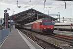 Eine SBB Re 460 verlässt mit ihrem HVZ IR 90 Lausanne in Richtung Genève.