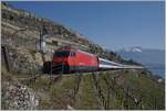 Eine SBB Re 460 ist mit dem Baustellenbedingt umgeleitet IR auf der Fahrt von Vevey nach Puidoux. 

20. März 2022