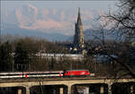 Mit Peter unterwegs in Bern - 

Die Jungfrau und das Berner Münster vor dem Lorraineviadukt mit einem IC. Das helle Zeltdach dahinter überspannt die gerade in der Sanierung befindliche Kornhaushausbrücke. 

Rechts neben der Jungfrau folgt das Gletscherhorn und der Äbni Flue, auf der anderen Seite des Münsterturms das Mittaghorn. Danke an Olli bei der Mithilfe der Benennung der Berggipfel. 

07.03.2025