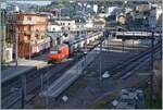 Eine SBB Re 460 (und im nicht zu sehenden Zugsverband noch eine weitere) sind mit einem IR 90/95 auf dem Weg nach Genève Aéroport. Das Bild entstand beim Halt in Montreux. 

29. April 2025