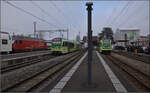 Beh 2/6 543 steht in Aigle für die Fahrt nach Champéry bereit, während rechts im Bild Be 4/8 472 in Aigle auf die Abfahrt nach Les Diablerets wartet.