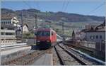 Die SBB Re 460 100-1 erreicht mit ihrem IR 90 auf der Fahrt von Brig nach Gen�ve A�roport den Bahnhof von Cully, der sich im Umbau befindet. Der IR f�hrt ohne Halt durch. 

 1. April 2021