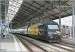Die SBB Re 460 028 (Re 460 91 85 4 460 028-4 CH-SBB) zeigt sich in einer beeindruckenden (Werbe)-Farbgebung  Schweizer Wanderwege / Suisse Rando / Sentieri Svizzeri / Sendas Svizras . Bisher habe ich die interessante Lok nur von dieser Seite zu sehen bekommen, ich k�nnte mir vorstellen, die  gelbe  Seite hat auch ihre Reize. Das Bild zeigt die SBB Re 460 028 beim Halt in Lausanne mit dem IR 95 1724 von Brig nach Nyon.

14. August 2026 