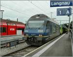 Die BLS Re 465 002-4 mit einem RE nach Luzern beim Halt in Langnau.