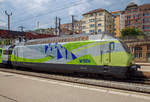 re-465-bls-2/719722/als-seiten-portraitdie-re-465-001-6-simplonsempione Als Seiten-Portrait...
Die Re 465 001-6 'Simplon/Sempione' (91 85 4465 001-6 CH-BLS) mit Werbung 'Mehr durch Zug - 10 Jahre Lötschberg-Basistunnel' der BLS wird am 18.05.2018 mit einem EW III-Pendelzug (RegioExpress Neuchâtel – Bern) im Bahnhof Neuchâtel bereitgestellt.

Die Lok wurde 1994 von der SLM Winterthur unter der Fabriknummer 5638 gebaut, der elektrische Teil ist von ABB. Sie war die erste Re 465.

Die BLS Re 465 ist eine von der BLS Lötschbergbahn beschaffte elektrische, vierachsige Universallokomotive mit Umrichtertechnik. Sie ist eine Variante der Re 460 der SBB und gehört zur Lok-2000-Familie. Der Unterschied zur SBB Re 460 ist die Umrichteranlage. Im Gegensatz zur Re 460, die mit einem Umrichter pro Drehgestell ausgerüstet ist, verfügt die BLS Re 465 über einen Umrichter pro Radsatz. Somit lässt sich eine schleudernde Achse schneller und effektiver wieder in normalen Lauf bringen. Zudem besitzt die Re 465 sechspolige Asynchron-Fahrmotoren (Re 460: vierpolige Asynchronmotoren). Dadurch hat die Re 465 eine um 300 kW höhere Dauerleistung von insgesamt 6.270 kW (Stundenleistung von 7.000 kW) gegenüber der Re 460. Zudem ist die Re 465 mit der Vielfachsteuerung des Systems IIId und mit Übergangskabel BLS/BBC ausgerüstet.  Dies erlaubt die Vielfachsteuerung zum Beispiel mit Re 4/4II, Re 4/4III, Re 6/6, Re 425 oder Ae 415. Die Radsätze im Drehgestell stellen sich radial zum Gleisbogen ein.

Die Re 460 und die Re 465 sind erfolgreiche Konstruktionen. Dank ihnen gewann das schweizerische Konsortium SLM/ABB Ausschreibungen von Hochleistungslokomotiven in Norwegen (NSB El 18), Finnland (VR Baureihe Sr2) und Hongkong (KCRC TLN/TLS).

TECHNISCHE DATEN:
Spurweite:  1.435 mm (Normalspur)
Achsformel:  Bo’Bo’
Länge über Puffer:  18.500 mm
Höhe:  4.540 mm
Breite:  3.000 mm
Dienstmasse:  84 t
Zugelassene Höchstgeschwindigkeit:  160 km/h
Stundenleistung:  7.000 kW
Dauerleistung:  6.400 kW
Anfahrzugkraft:  300 kN
Treibraddurchmesser:  1.100 mm
Stromsystem:  Wechselstrom 15 kV 16,7 Hz