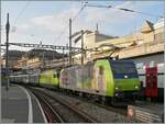 Die BLS Re 485 001 und BLS Re 465 014 sind mit einem Zuckerrübenzug unterwegs und warten in Lausanne auf die Blockdistanz zum vorausfahrenden IR 90.