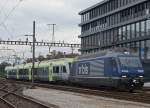 BLS: Die Re 465 002-4 trifft soeben mit einem LOETSCHBERGER am Hacken am 30. September 2014 in Solothurn HB ein. Auf der Teststrecke Solothurn HB-Grenchen Süd wurden die blauen Stromabnehmer bei einer Höchstgeschwindigkeit von 175 km/h getestet, damit die LOETSCHBERGER in Zukunft auch auf weiteren Strecken zugelassen werden könnten.
Foto: Walter Ruetsch