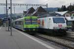 BLS: Re 465 004-0  KAMBLY  neben RBDe 565-Pendel mit ABt 974 der S 2 LAUPEN in Langnau im Emmental am 9.