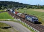 BLS: Güterzug mit Doppeltraktion Re 465 002 und einer Re 425 bei Roggwil am 2. Juni 2015.
Foto: Walter Ruetsch