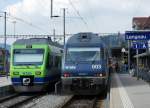 BLS: Auch diese Begegnung vom 26. September 2015 Langnau im Emmental zwischen dem RE Luzern-Bern mit der Re 465 003-2 und der S2 nach Laupen mit dem RABe 525 028  NINA  ist nach dem kommenden Fahrplanwechsel Geschichte.
Foto: Walter Ruetsch 