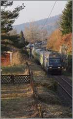 Die BLS Re 465 010-7 hat mir ihrem RE 3910 den Spitzkehr Bahnhof Chambrelien verlasen und fährt nun Lok voraus Richtung La Chaux de Fonds.