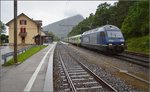 In der Spitzkehre von Chambrelien. In der Re 465 005-7 wartet bereits ein zweiter Lokfhrer auf den Richtungswechsel. Im Hintergrund zeigt sich der markante Felsen, der das tief eingeschnittene Val Travers (mit weiterer, eigener Bahnlinie) vom Neuenburger See trennt. Juni 2016.