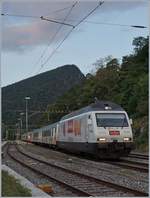 Die BLS Re 465 004  Kambly  mit ihrem RE 3910 Bern - La Chaux-de-Fonds beim Fahrtrichtungswechsel in der Spitzkehre von Chambrelien.

13. August 2019