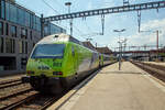 Die Re 465 001-6  Simplon/Sempione  (91 85 4465 001-6 CH-BLS) mit Werbung  Plus d´enTrain – 10 ans – Tunnel de base du Lötschberg“  bzw.