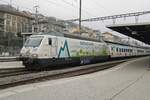 Werbezug: BLS 465 008 treft mit der Kambly-Garnitur EW-III am 1 Jänner 2020 in Neuchatel ein.