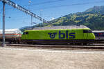 In Frutigen vor dem Lötschberg-Basistunnel wartet am 11 Juli 2022 die BLS Re 465 005, ex „Niesen“ (91 85 4465 005-7 CH-BLS) mit einem Kesselwagenzug auf Weiterfahrt, so konnte ich sie aus einem Zug aufnehmen.

Die Lok wurde 1994 vo ...
