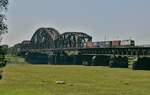 In östlicher Richtung überquert die BLS-475 402-4 am 30.07.2020 den Rhein auf der Haus-Knipp-Brücke in Duisburg-Beeckerwerth