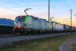 Zugsvielfalt bei Sonnenuntergang an der Bahnstrecke Bern-Thun: Containerzug, geführt von den beiden BLS Vectron Loks 475 409 und 475 416.