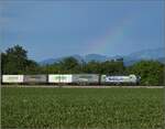 Re 475 023 der BLS noch unterm Rest vom Regenbogen bei Buggingen.