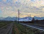 Zugsvielfalt bei Sonnenuntergang an der Bahnstrecke Bern-Thun: Containerzug, geführt von Lok 476 457 von railCare. Wichtrach, 23.Nov.2020