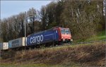 Auf einer der wenigen personenverkehrsfreien Strecken der Schweiz bringt 482 023-1 einen Gterzug gen Basel. Bei Laufenburg, Mrz 2016.