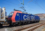 Die Re 482 007-2 (91 85 4482 007-2 CH-SBBC) der SBB Cargo AG zieht am 24.03.2021 einem HUPAC-KLV/Container-Zug durch Niederschelden in Richtung Siegen, hier hat sie gerade den Bü 343 (Km 112,183