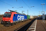 Die SBB Cargo Re 482 019-7 (91 85 4482 019-7 CH-SBBC) zieht am 29.12.2017 einen langen Containerzug durch den Bf Weil am Rhein in Richtung Schweiz.