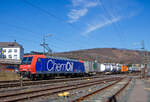 Die Re 482 015-5 „ChemOil“ (91 85 4482 014-8 CH-SBBC) der SBB Cargo AG fährt am 29.03.2021, mit einem HUPAC-KLV/Container-Zug durch Niederschelden in Richtung Köln.

Die TRAXX F140 AC1 wurde 2003 von Bombardier in Kassel unter der Fabriknummer  33563 gebaut und an die SBB Cargo AG geliefert. Sie hat die Zulassungen und Zugbeeinflussungssysteme für die Schweiz und Deutschland. Zurzeit ist sie an die SBB Cargo International AG vermietet.