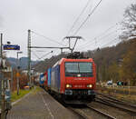 Die an die TX Logistik AG vermietete Re 482 021-3  (91 85 4482 021-3 CH-SBBC) der SBB Cargo AG fährt am 15.01.2022, mit einem HUPAC-KLV/Container-Zug durch Scheuerfeld (Sieg)  in Richtung