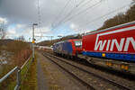 Die Re 482 012-2 „ChemOil“ (91 85 4482 012-2 CH-SBBC) der SBB Cargo AG fährt am 09.04.2022, mit einem „Winner“-KLV -Zug durch Scheuerfeld (Sieg) in Richtung Siegen. Links im Bild kann man die Sieg (Fluss) erkennen, die der Strecke (Siegstrecke) den Namen gibt und oft auf der Fahrt zwischen Siegburg und Siegen überquert wird.

Die TRAXX F140 AC1 wurde 2002 von Bombardier in Kassel unter der Fabriknummer  33527 gebaut und an die SBB Cargo AG geliefert. Sie hat die Zulassungen und Zugbeeinflussungssysteme für die Schweiz und Deutschland. Zurzeit ist sie an die SBB Cargo International AG vermietet.
