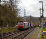 Die Re 482 012-2 „ChemOil“ (91 85 4482 012-2 CH-SBBC) der SBB Cargo AG fährt am 09.04.2022, mit einem „Winner“-KLV -Zug durch Scheuerfeld (Sieg) in Richtung Siegen.