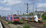 Wegen eines Hp0 zeigenden Signals rollen 482 025-4 und 482 010-6 am 14.07.2022 mit Schrittgeschwindigkeit durch Düsseldorf-Rath, so bestand die Gelegenheit, die beiden Loks auch mit dem im Hintergrund abgestellten RRX 462 065 von National Express aufzunehmen. Wegen Bauarbeiten endeten die RRX-Züge der Linie RE 4 zu diesem Zeitpunkt in Düsseldorf Hauptbahnhof, abgestellt wurden sie in Düsseldorf-Rath.