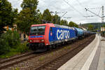 Die an die SBB Cargo International AG Re 482 026-2 (91 85 4482 026-2 CH-NRFAB) „Gotthardo 2016“ der Nordic Re-Finance AB f�hrt am 25 August 2026 mit einem Kesselwagenzug durch den Bahnhof