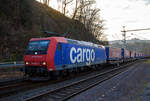Die an die SBB Cargo International AG vermietete SBB Cargo Re 482 024-7 (91 85 4482 024-7 CH-SBBC) fährt am 28.01.2023 mit einem „Winner“ KLV-Ganzzug durch Scheuerfeld (Sieg) in