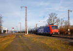 Die an die SBB Cargo International AG vermietete SBB Cargo Re 482 025-4 (91 85 4482 025-4 CH-SBBC) fährt am 22.02.2023 mit einem Kesselwagenzug durch Ruderdorf (Kr.