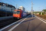 Die an die TX Logistik AG vermietete Re 482 021-3 (91 85 4482 021-3 CH-SBBC) der SBB Cargo AG fährt am 25.Mai 2023, mit einem Kesselwagenzug durch den Hauptbahnhof Siegen in Richtung Dillenburg