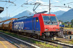   Die SBB Cargo Re 484 003 / E 484.003 SR (91 85 4484 003-9 CH-SBBC, ex 91 83 2484 003-5 I-SBBC) steht am 16.09.2017 mit einem ChemOil Schüttgutwagenzug im Bf.