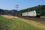 BLS: Die Doppeltraktion mit 485 001-2 und einer 486, unterwegs bei Heimiswil am 14. Juli 2015, brachte LKW-Auflieger vom Süden in den Norden.
Foto: Walter Ruetsch

 