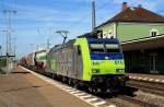 Die Reihe 485 der BLS Cargo ist häufig auf der Rheintalbahn unterwegs, hier ist es die 485 011-1, die am 07.08.2015 den Bahnhof Müllheim/Baden durchfährt