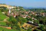 Aus den Weinbergen bei Istein hat man einen herrlichen Blick bis nach Basel und natürlich auch auf die Rheintalbahn, auf der am 16.07.2015 eine 485 der BLS Cargo in Richtung Norden unterwegs ist