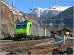 Zwei BLS Re 485 fahren mit einem Güterzug durch den Bahnhof Lalden.
16. März 2007 